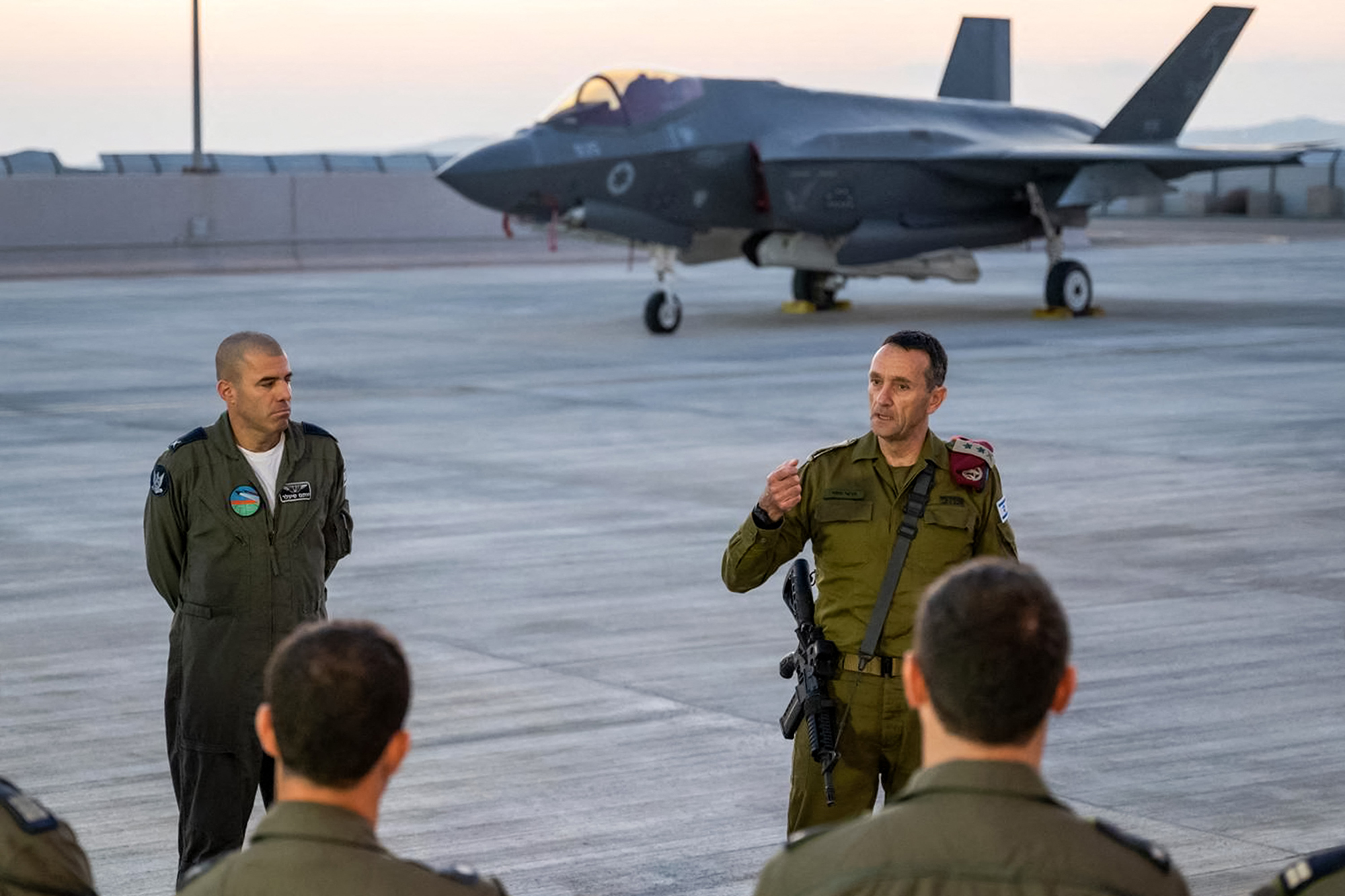 Der Generalstabschef der israelischen Armee, Generalleutnant Herzi Halevi, bei einer Ansprache an Offiziere auf dem Luftwaffenstützpunkt Nevatim im Süden Israels