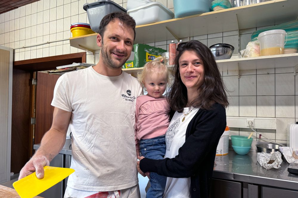 Kim Champart und Nathalie Schaus mit ihrer Tochter Kaya in der Bäckerei Schaus