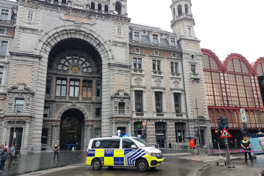 Polizeifahrzeug vor dem Bahnhof in Antwerpen