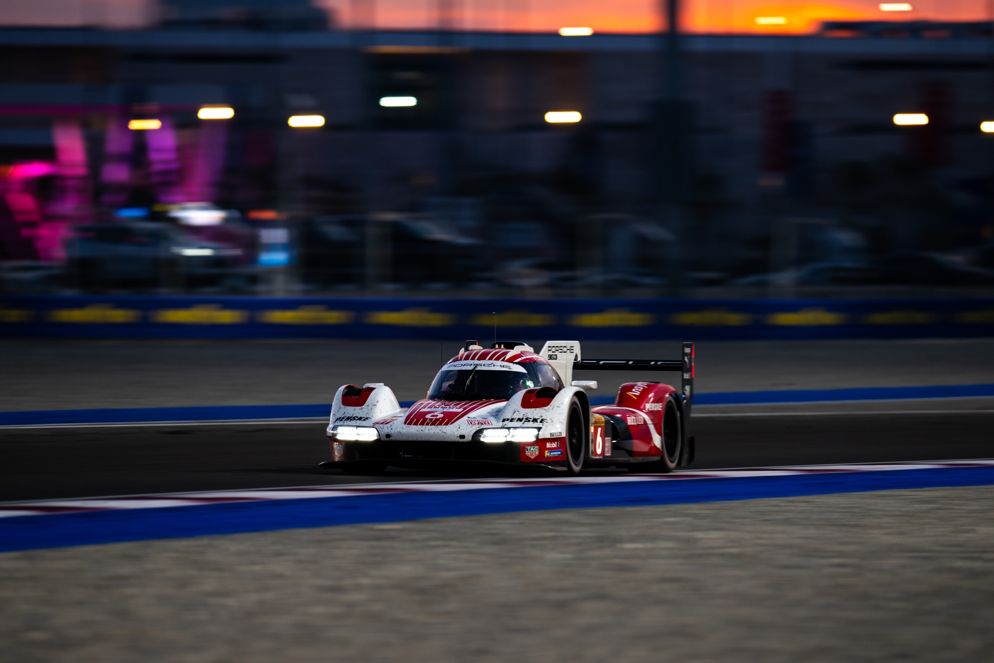 Der Porsche #6 von Kevin Estre, André Lotterer und Laurens Vanthoor hat den Saisonauftakt in Katar gewonnen