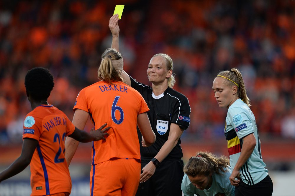 Bibiana Steinhaus bei einem Spiel der Red Flames gegen die Niederlande 2017 in Tilburg