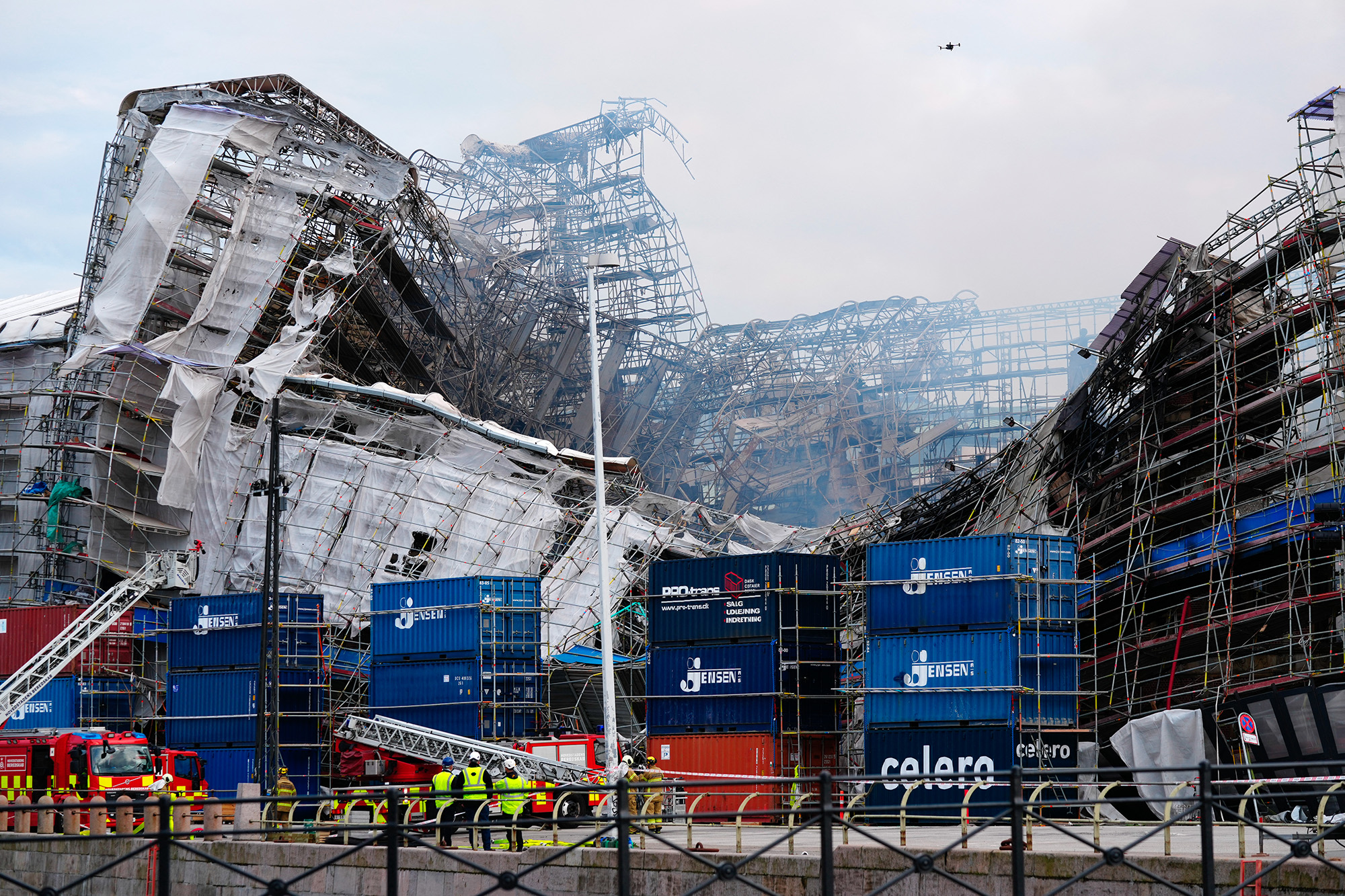 Das Mauerwerk der ausgebrannten Hälfte der historischen Börse in Kopenhagen ist am Donnerstag eingestürzt