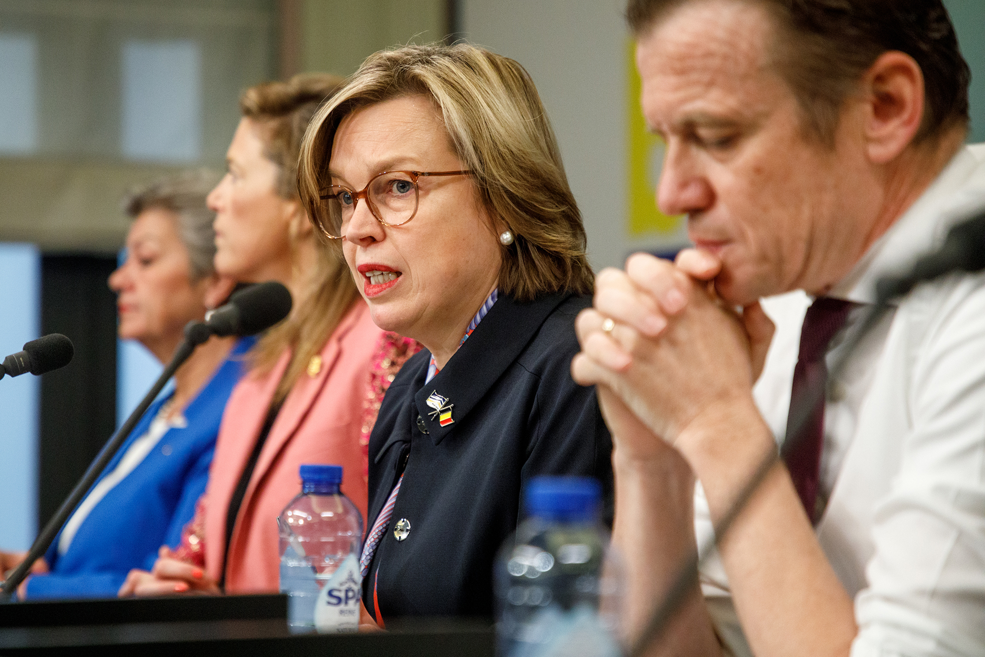 EU-Kommissarin Ylva Johansson, Innenministerin Annelies Verlinden, Europol-Chefin Catherine De Bolle und Justizminister Paul Van Tigchelt bei der Europol-Pressekonferenz