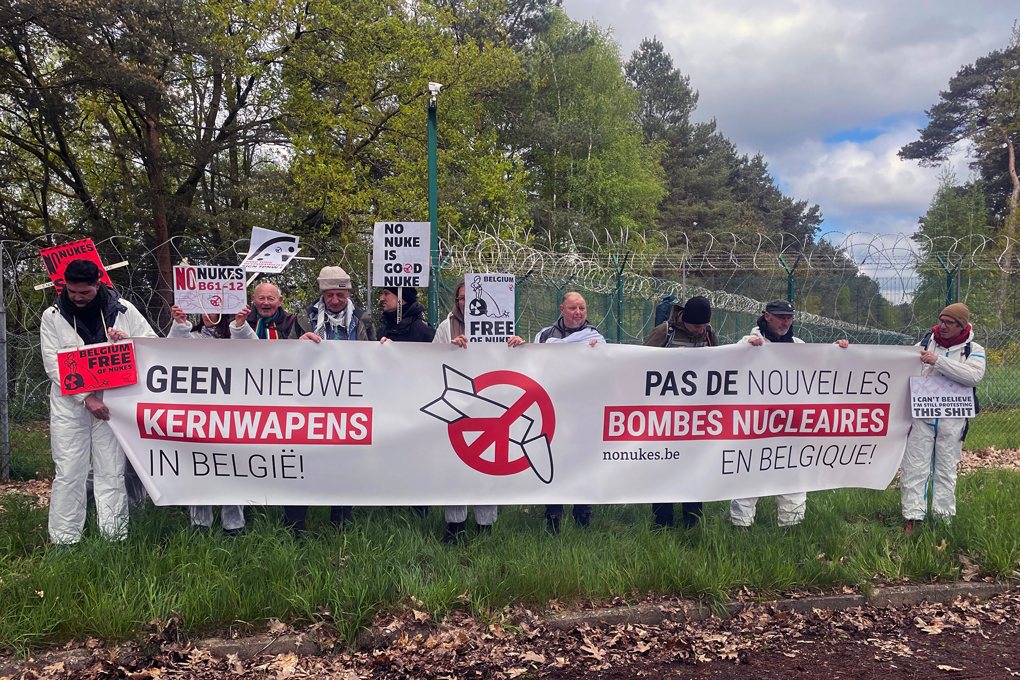 Atomwaffengegner demonstrieren vor Stützpunkt Kleine Brogel