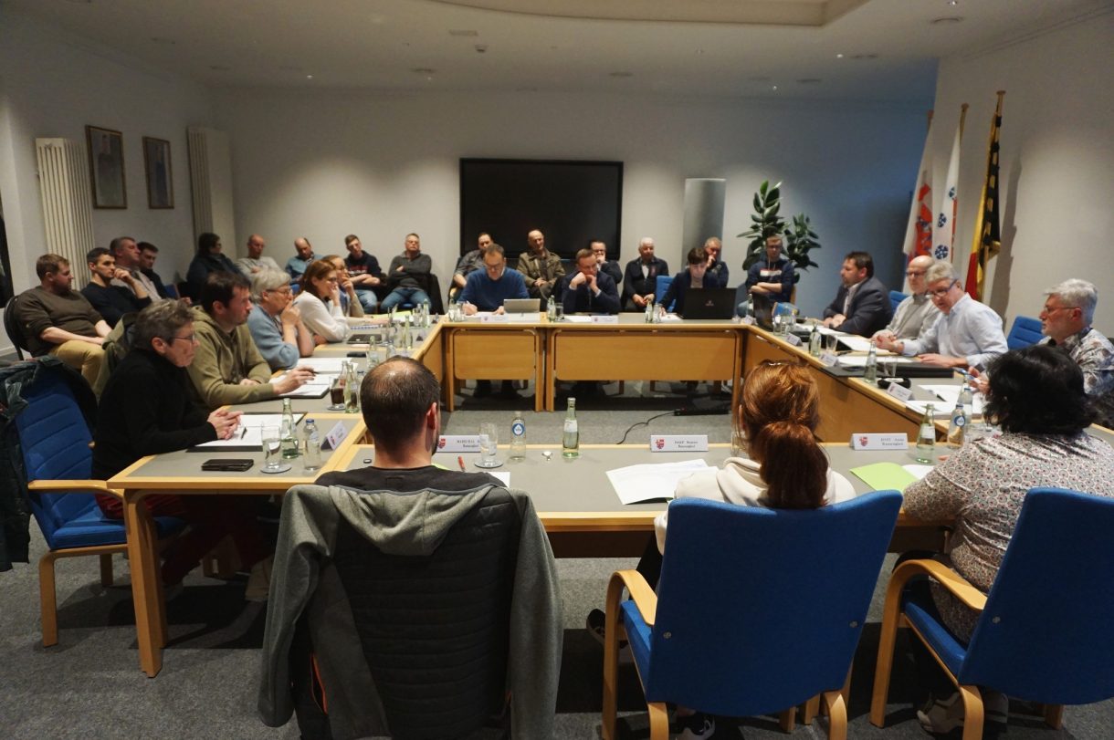 Der Gemeinderat in Büllingen hatte bei der Sitzung am 4. April, bei der es um den Verkauf der Wälder ging, besonders viele interessierte Zuhörer