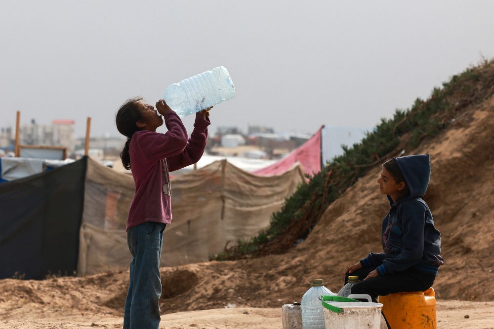 Palästinensische Kinder in einem Flüchtlingscamp in Rafah im Süden des Gazastreifens