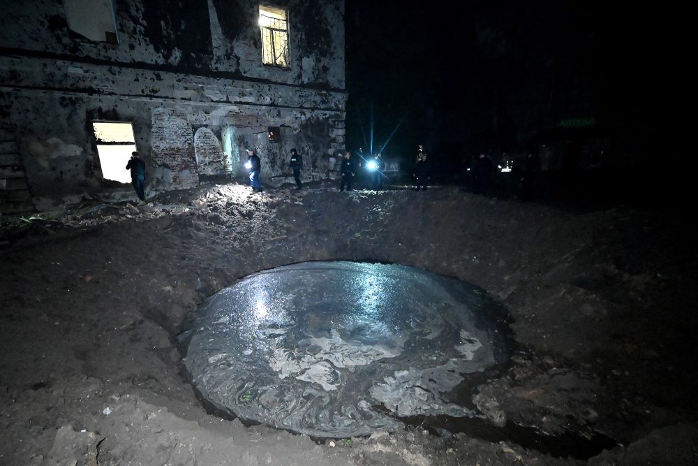 Krater nach einem Raketenangriff in Charkiw am frühen Morgen des 27. Aprils