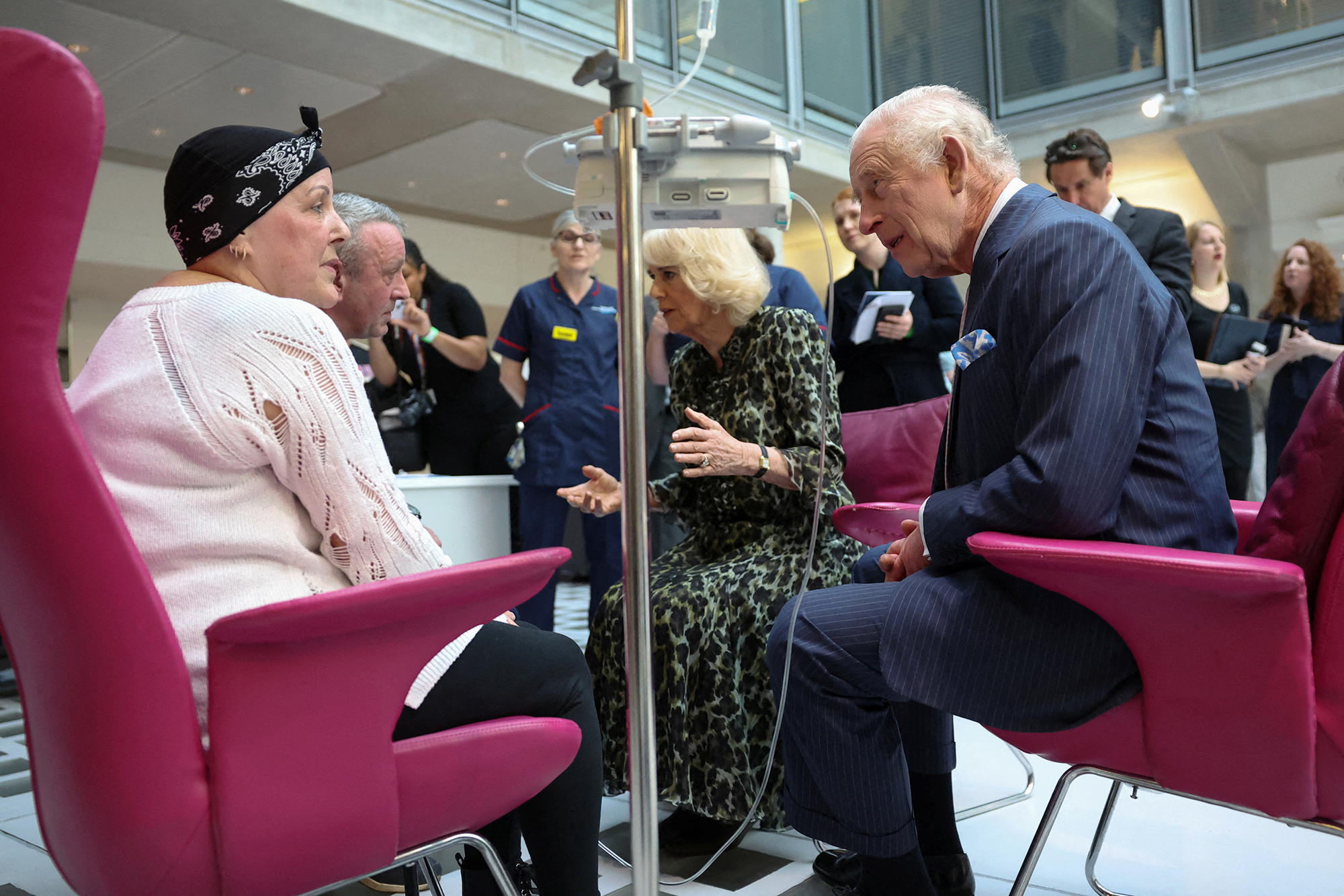 Charles und Camilla besuchen das Krebszentrum am Macmillan Hospital in London