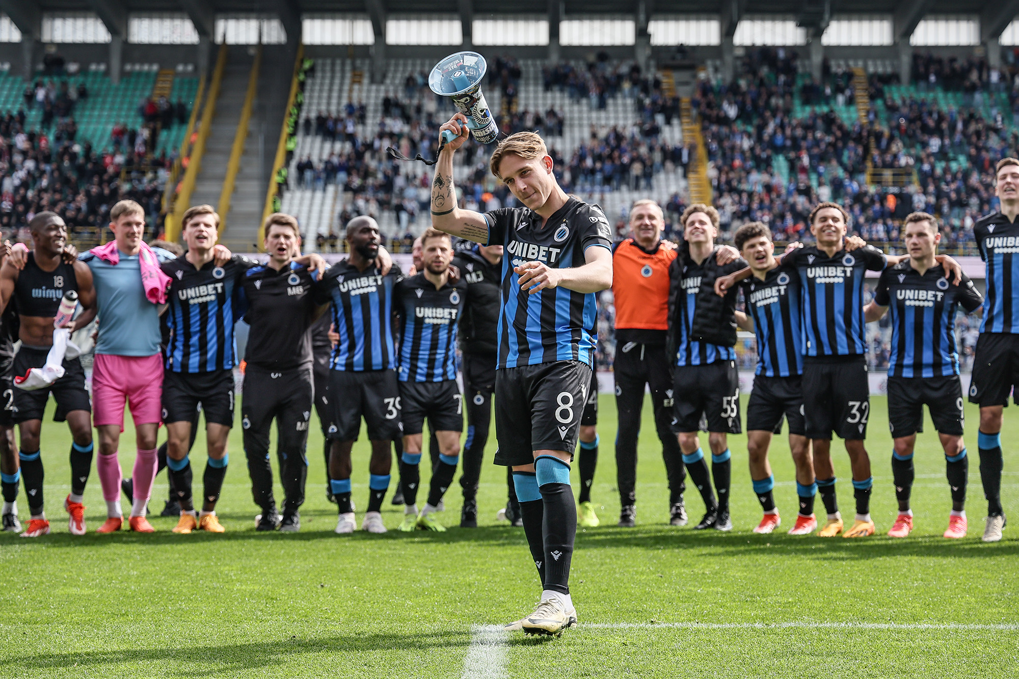 Spieler von Club Brügge feiern den Sieg gegen Antwerp