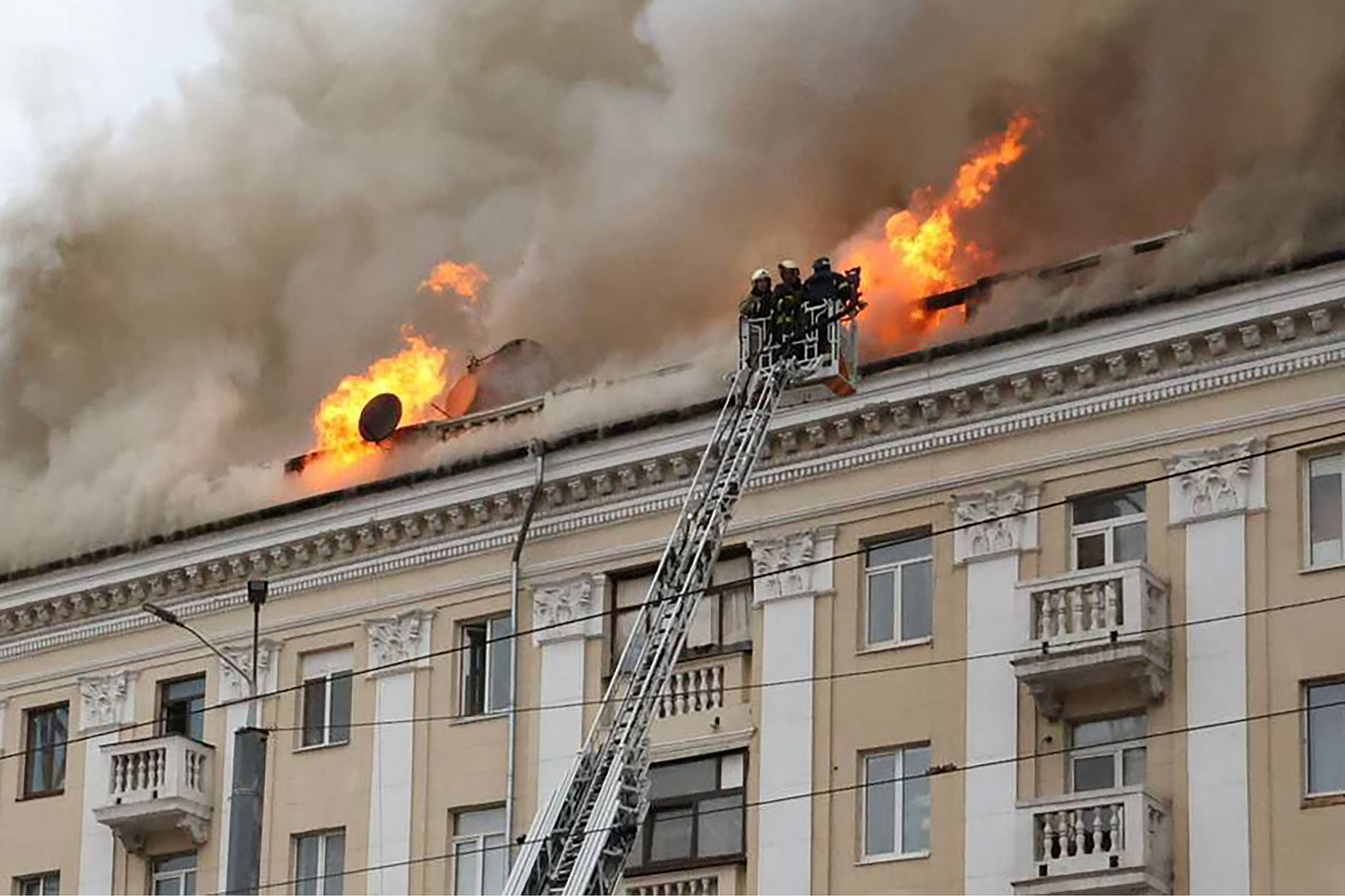 Brennendes Wohngebäude nach neuen russischen Luftangriffe auf das Gebiet Dnipropetrowsk