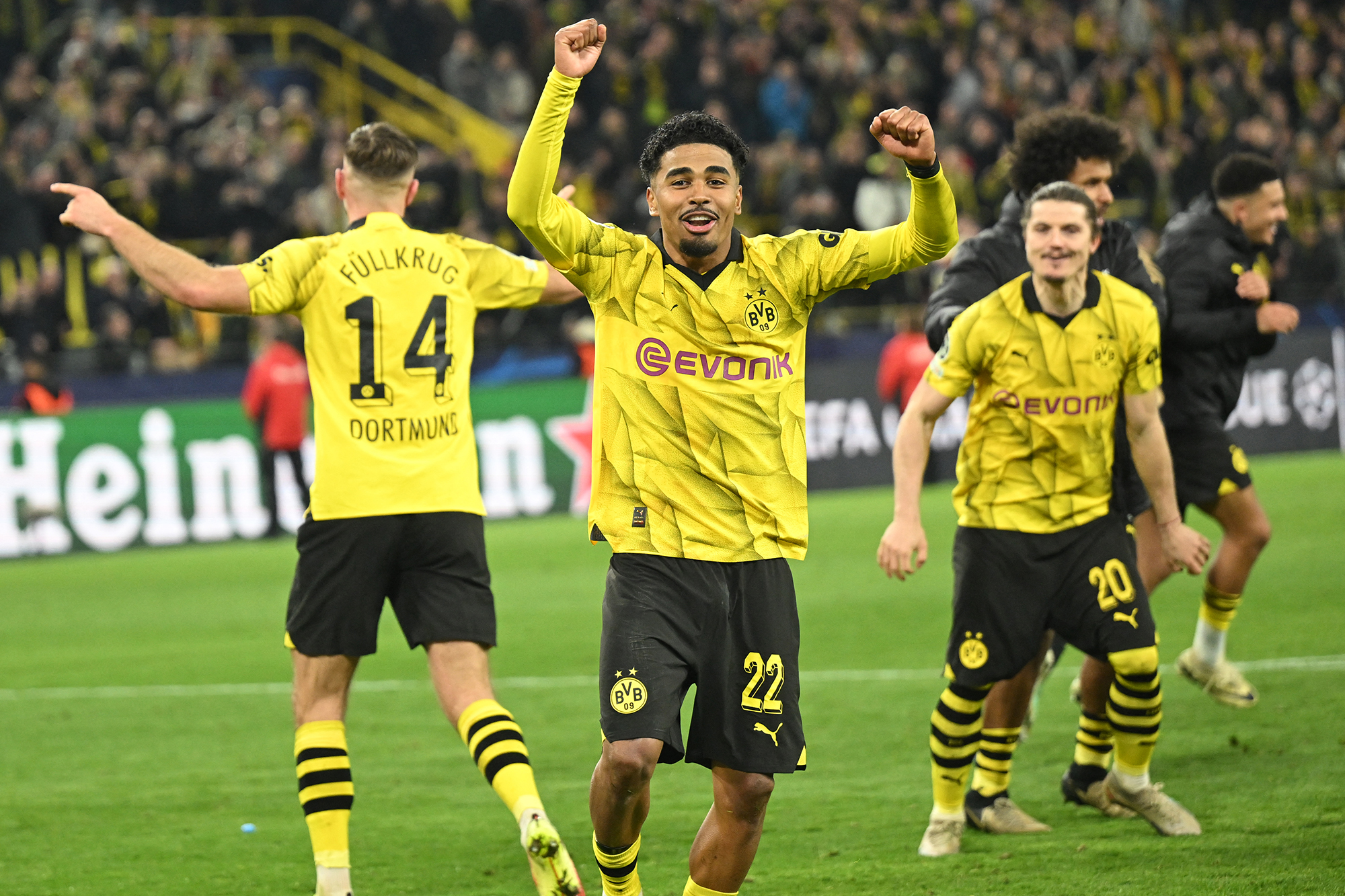 Die Spieler von Borussia Dortmund bejubeln den Einzug ins Champions-League-Halbfinale