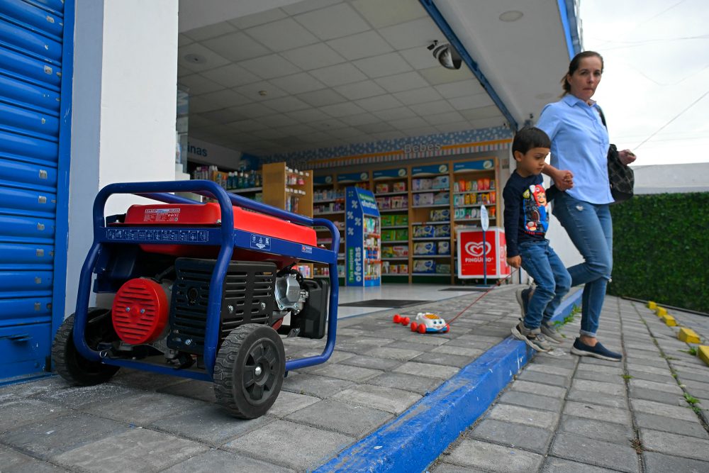 Stromgenerator vor einem Geschäft in Quito