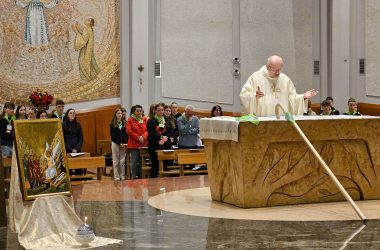 Ostbelgische Ministranten auf Pilgerreise in Rom: Priester Emil Piront feiert eine Messe im Petersdom