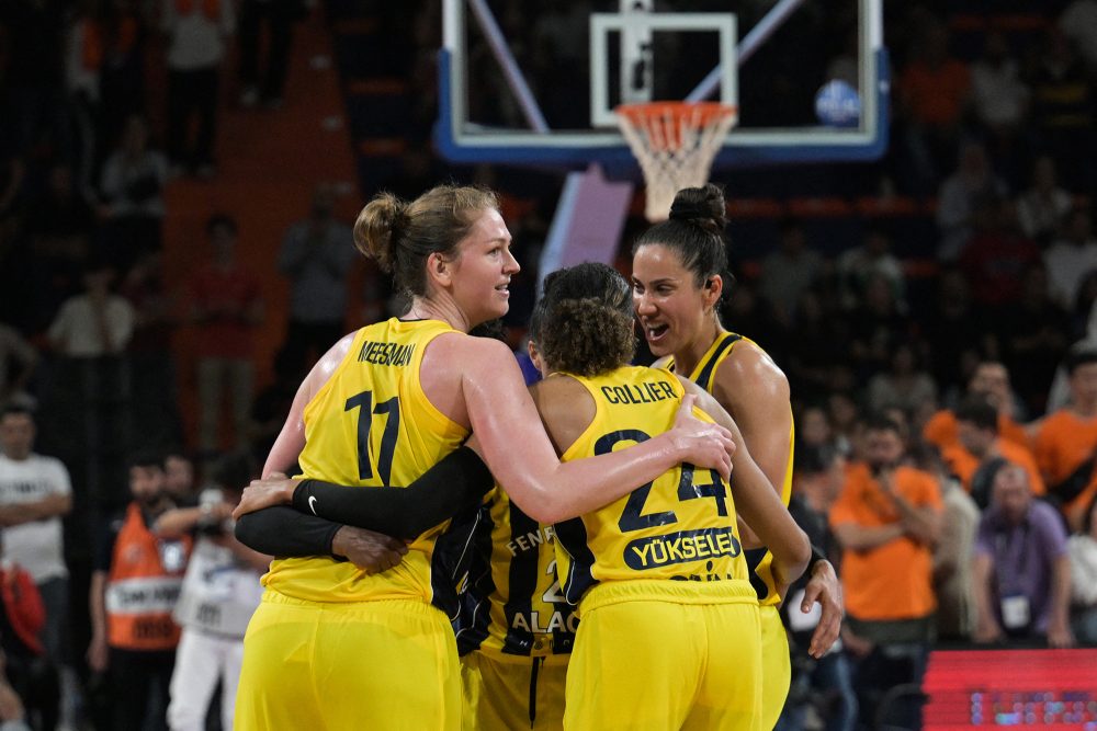 Emma Meesseman (l.) mit ihren Mitspielerinnen des türkischen Clubs Fenerbahce