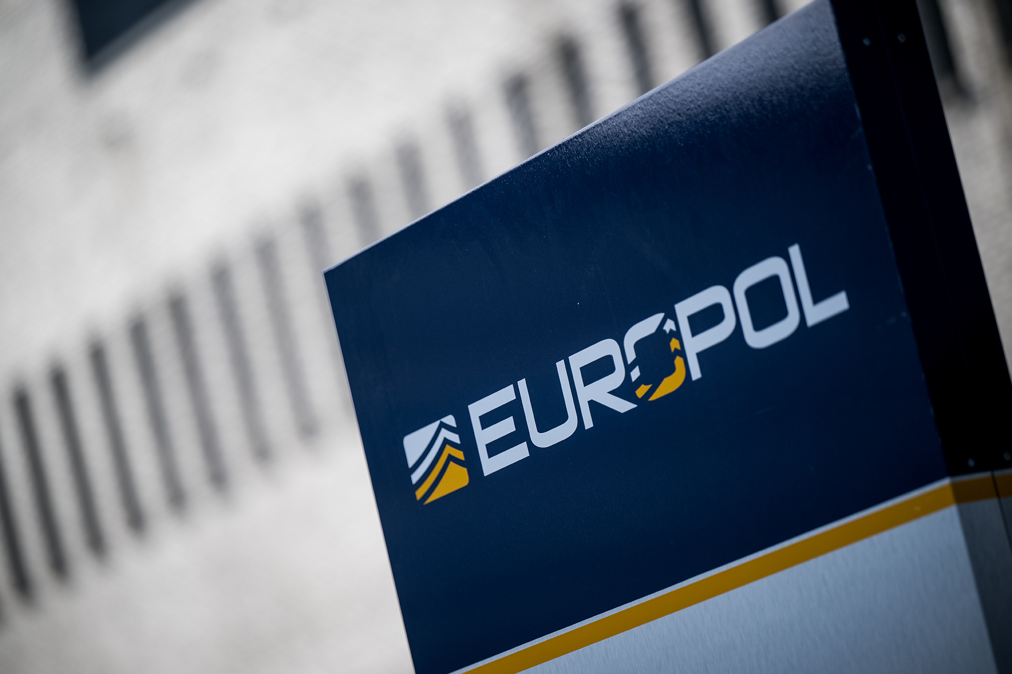 Schild vor dem Europol-Hauptsitz in Den Haag