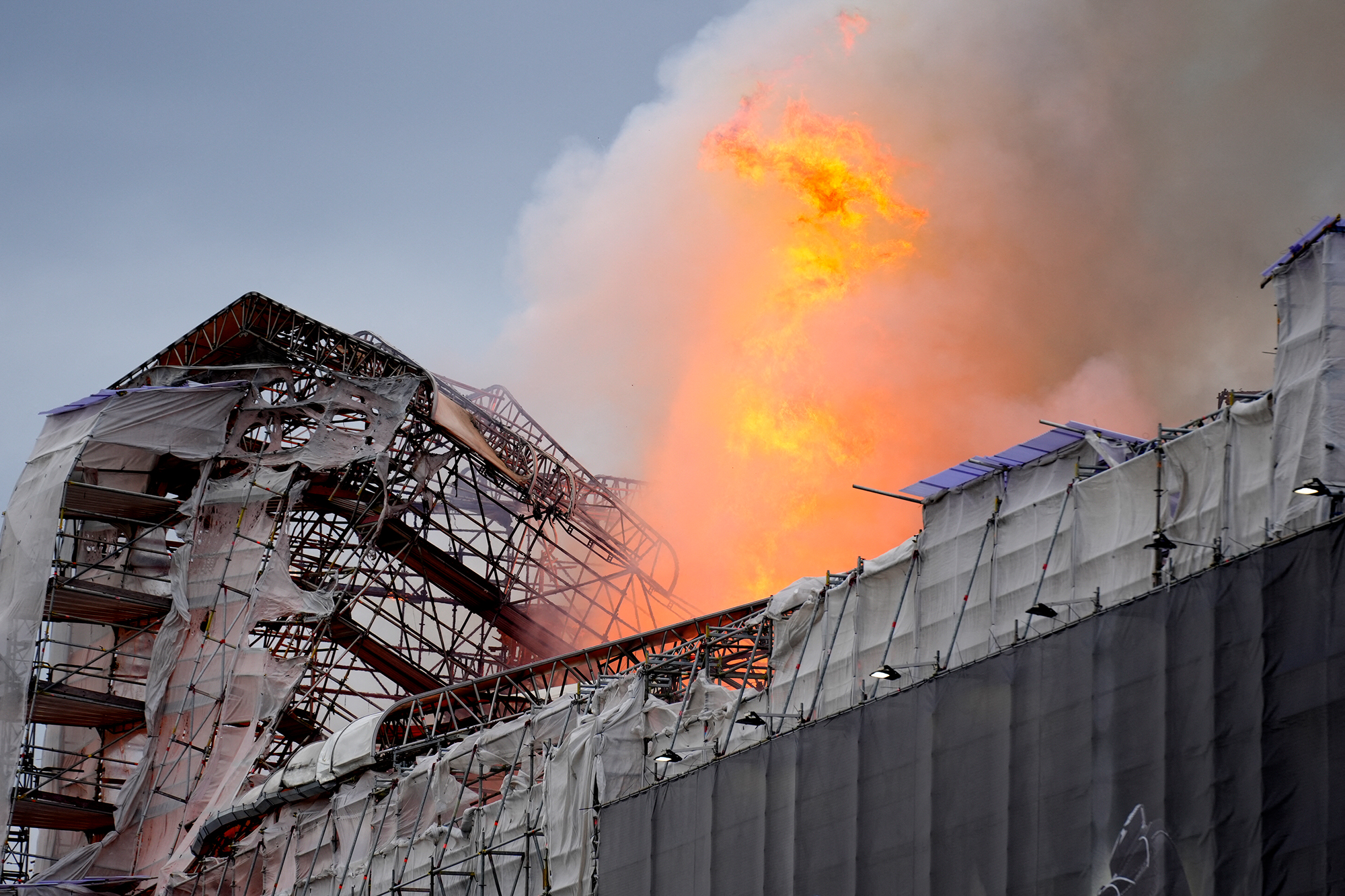 Flammen schlagen aus dem Gebäude der Kopenhagener Börse