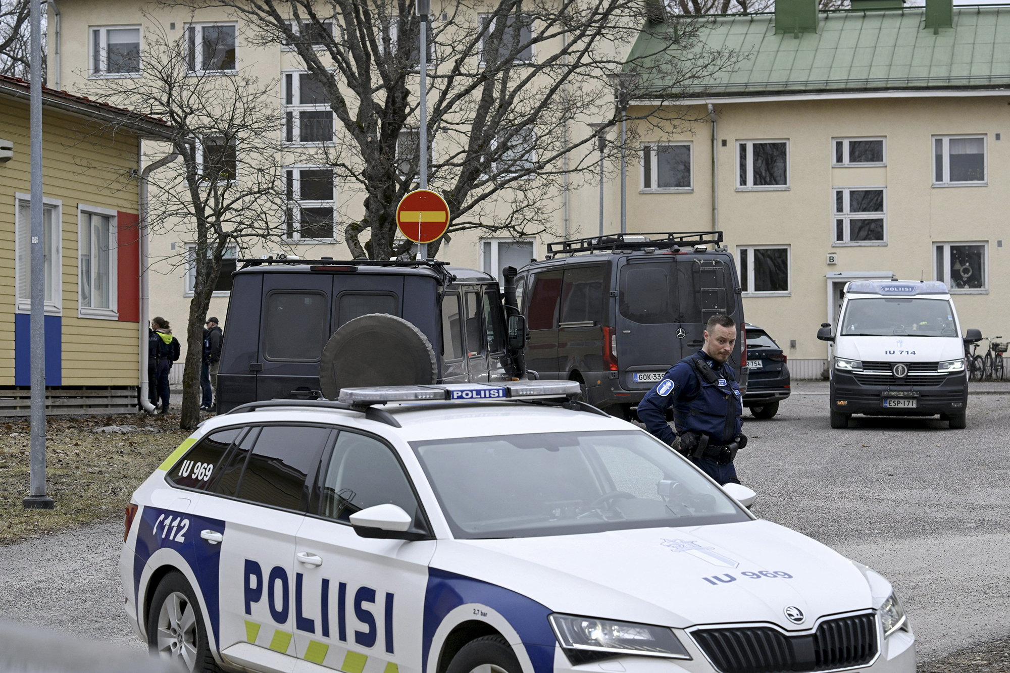 Polizei vor der Grundschule in der finnischen Stadt Vantaa