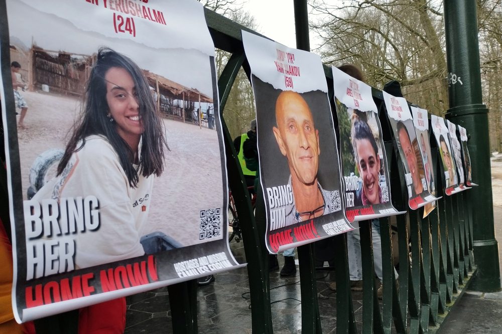 Poster in Brüssel zeigen einige der israelischen Geiseln