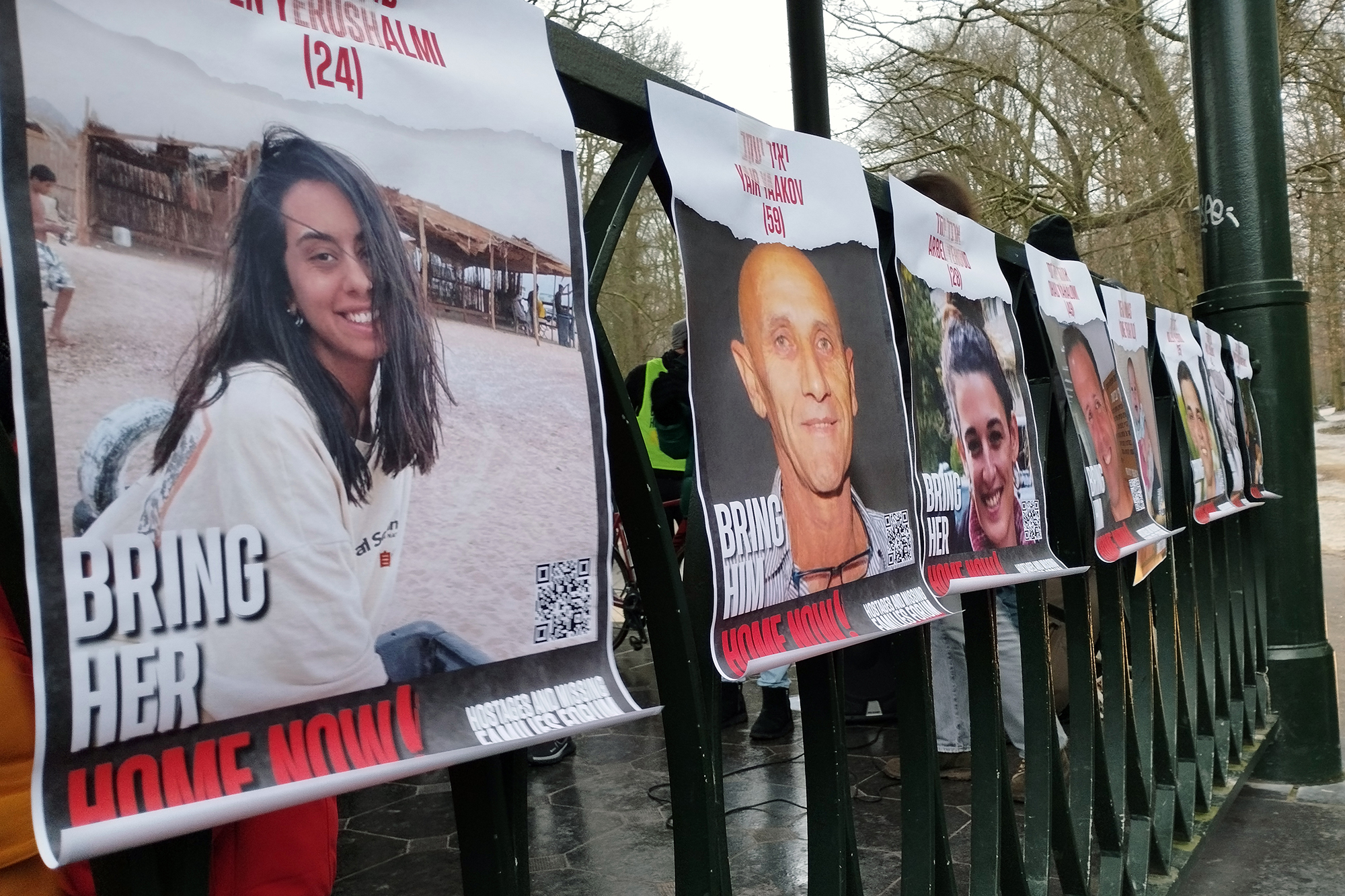 Poster in Brüssel zeigen einige der israelischen Geiseln