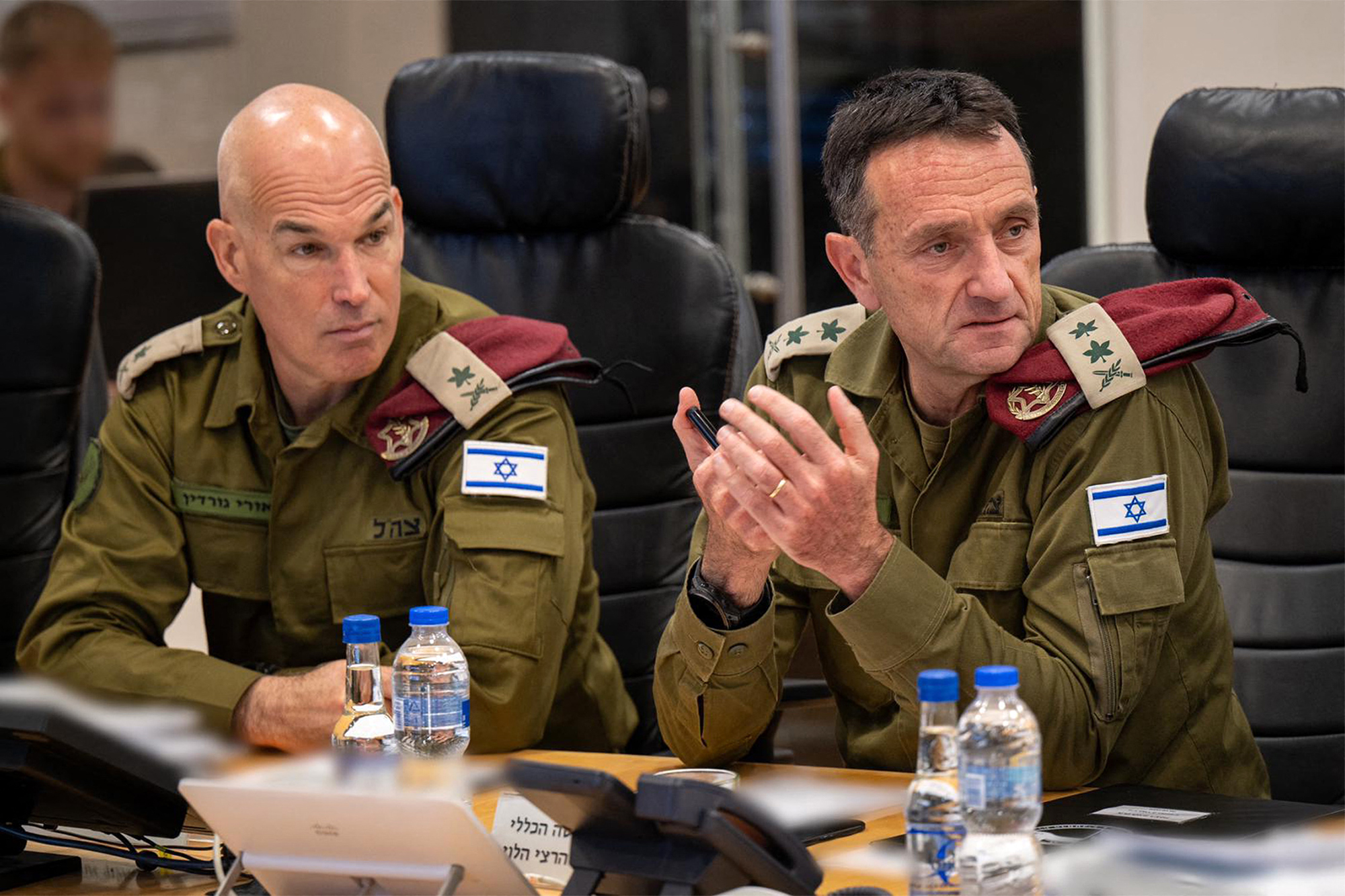 Der Generalstabschef der israelischen Armee, Generalleutnant Herzi Halevi (r.), und der Befehlshaber des Nordkommandos, Generalmajor Ori Gordin
