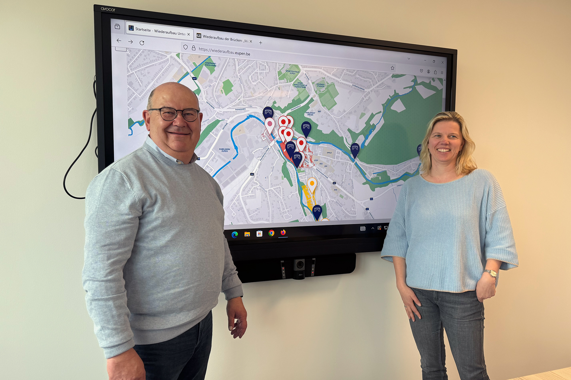 Michael Scholl und Claudia Niessen präsentieren die neue interaktive Karte zum Wiederraufbau der Eupener Unterstadt
