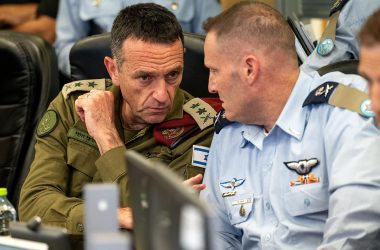 Der Chef des israelischen Militärs, Generalleutnant Herzi Halevi (l.), am Sonntagmorgen im Operationszentrum der Luftwaffe in Tel Aviv