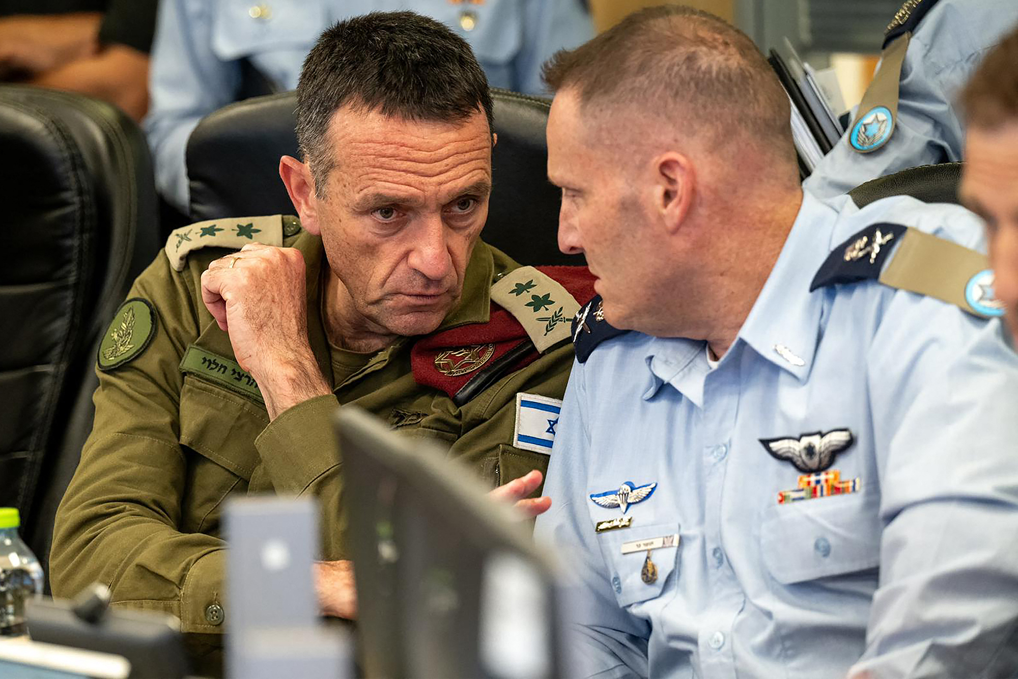 Der Chef des israelischen Militärs, Generalleutnant Herzi Halevi (l.), am Sonntagmorgen im Operationszentrum der Luftwaffe in Tel Aviv