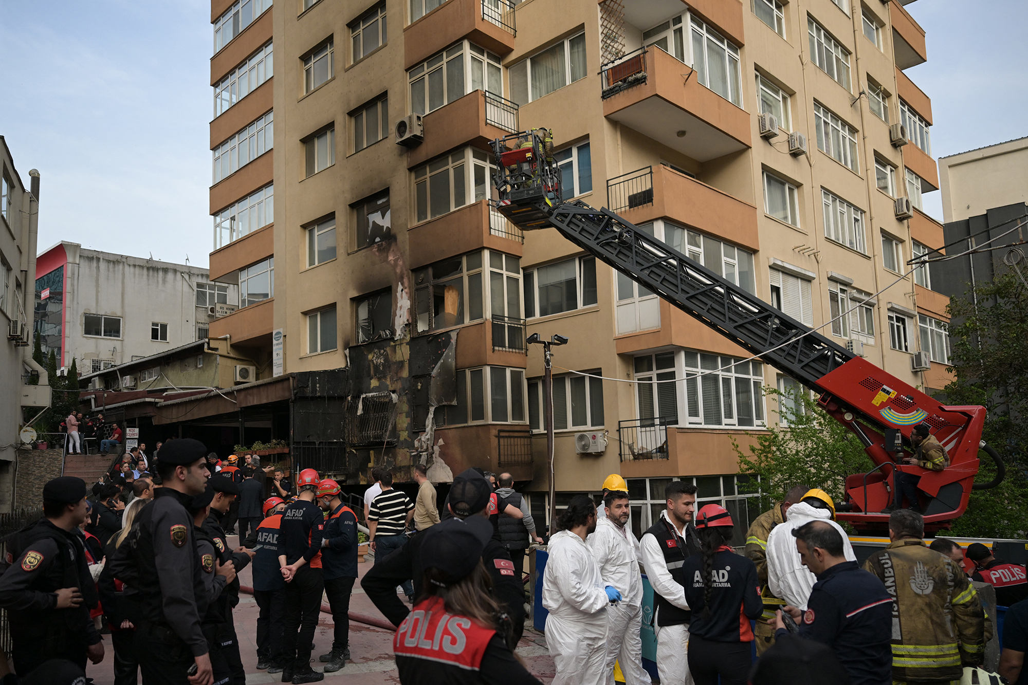 Rettungskräfte vor dem Gebäude des Nachtclubs in Istanbul