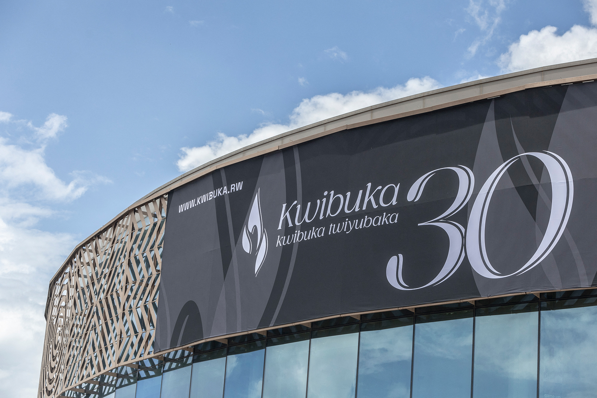 "Kwibuka", "erinnern" - Banner zu 30 Jahre Genozid in der ruandischen Hauptstadt Kigali