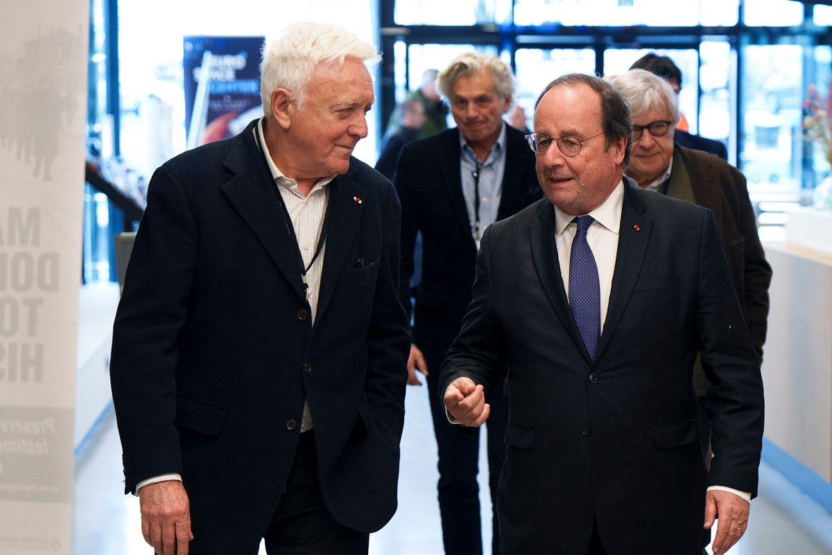 Der ehemalige französische Staatspräsident François Hollande (r.) mit Organisator Eli Barnavi
