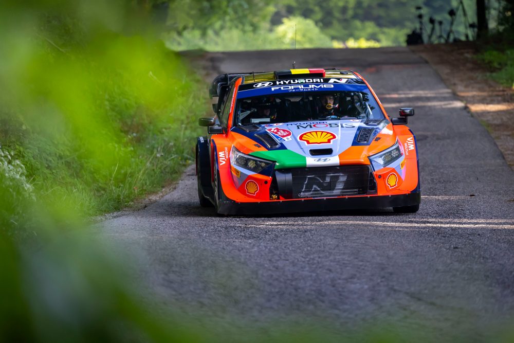 Die Hyundai tragen wieder die irischen Farben in Gedenken an Craig Breen, der letztes Jahr bei Testfahrten im Vorfeld der Rallye Kroatien tödlich verunglückte