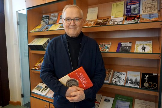 Lorenz Paasch mit seinem Buch zur Stadtwerdung von St. Vith im 13. und 14. Jahrhundert