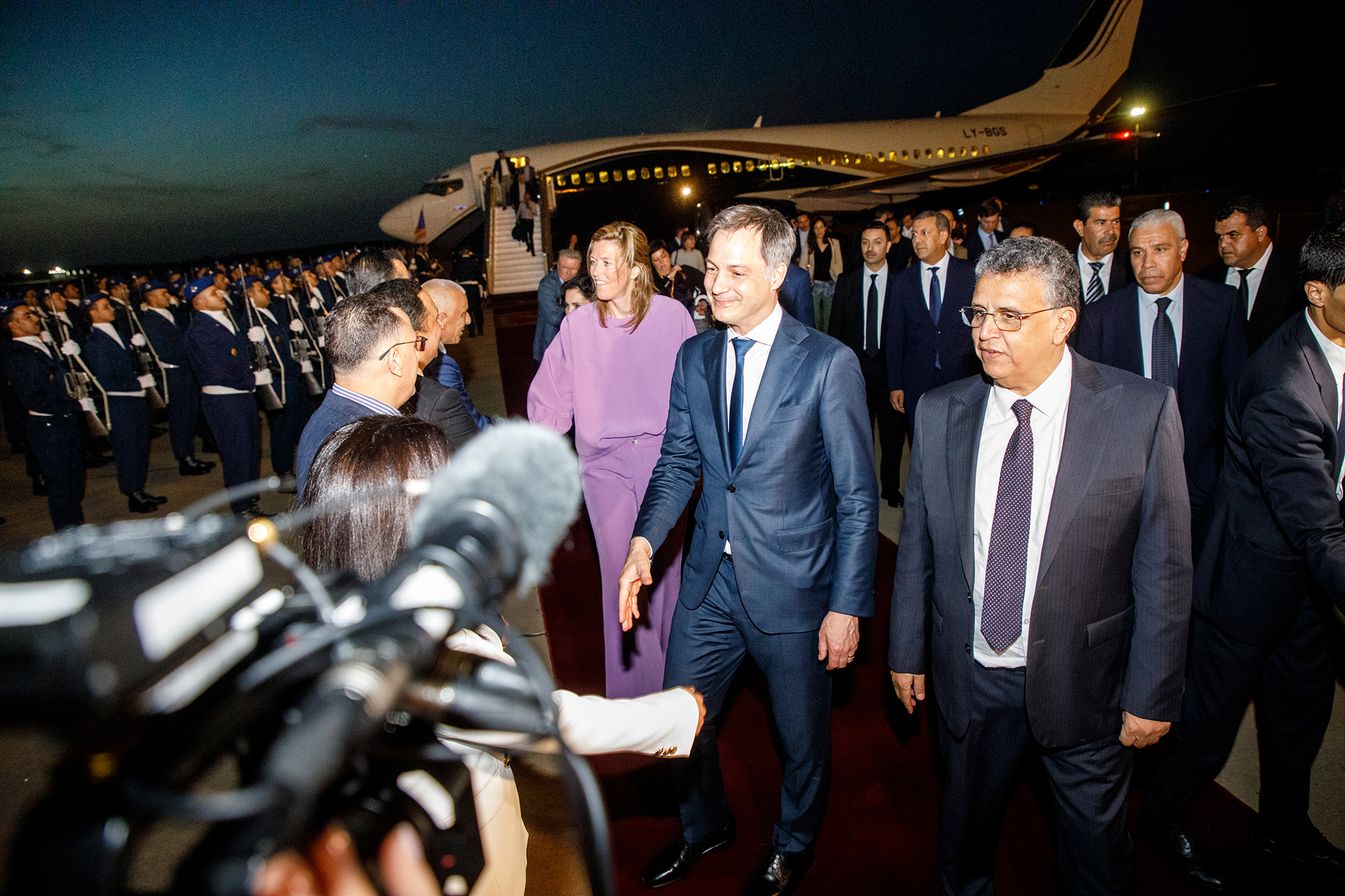 Innenministerin Annelies Verlinden und Premierminister Alexander De Croo bei ihrer Ankunft in Rabat zusammen mit dem marokkanischen Justizminister Abdellatif Ouahbi