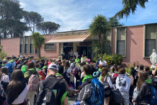 Die ostbelgischen Ministranten vor ihrer Unterkunft in Rom