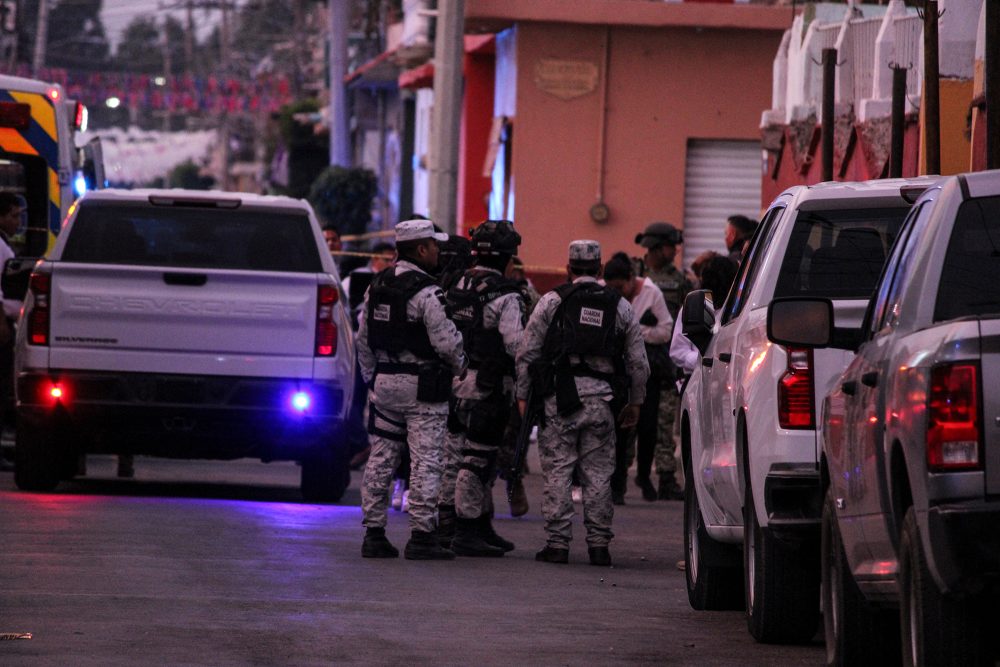 Mitglieder der Nationalgarde und Soldaten der Armee am Tatort in Celaya