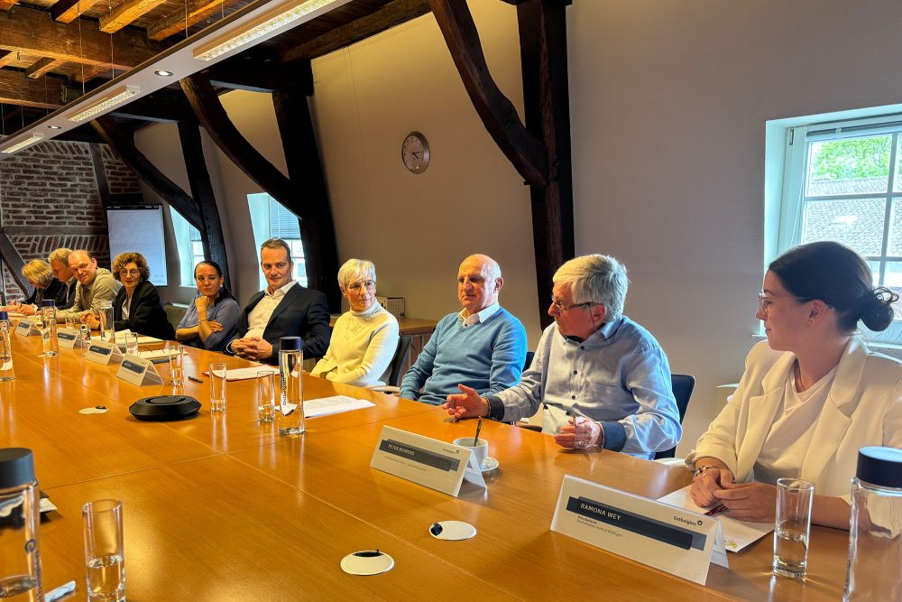 Ministerpräsident Oliver Paasch und Bildungsministerin Lydia Klinkenberg gemeinsam mit Vertretern der VoG Bischöfliche Schule und der VoG Dekanatsinstitut Maria Goretti