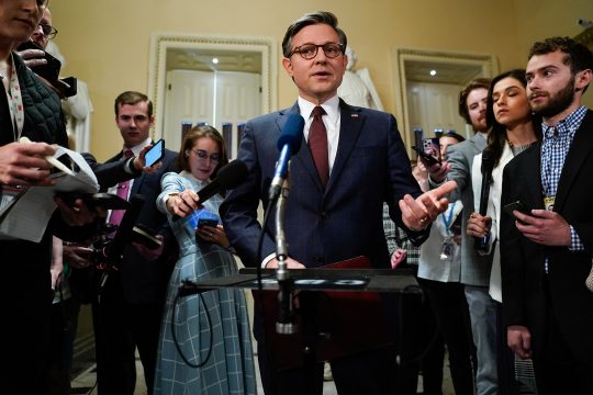 Der Sprecher des US-Repräsentatenhauses Mike Johnson spricht zur Presse nach dem Beschluss zur Gewährung weiterer Militärhilfen für die Ukraine