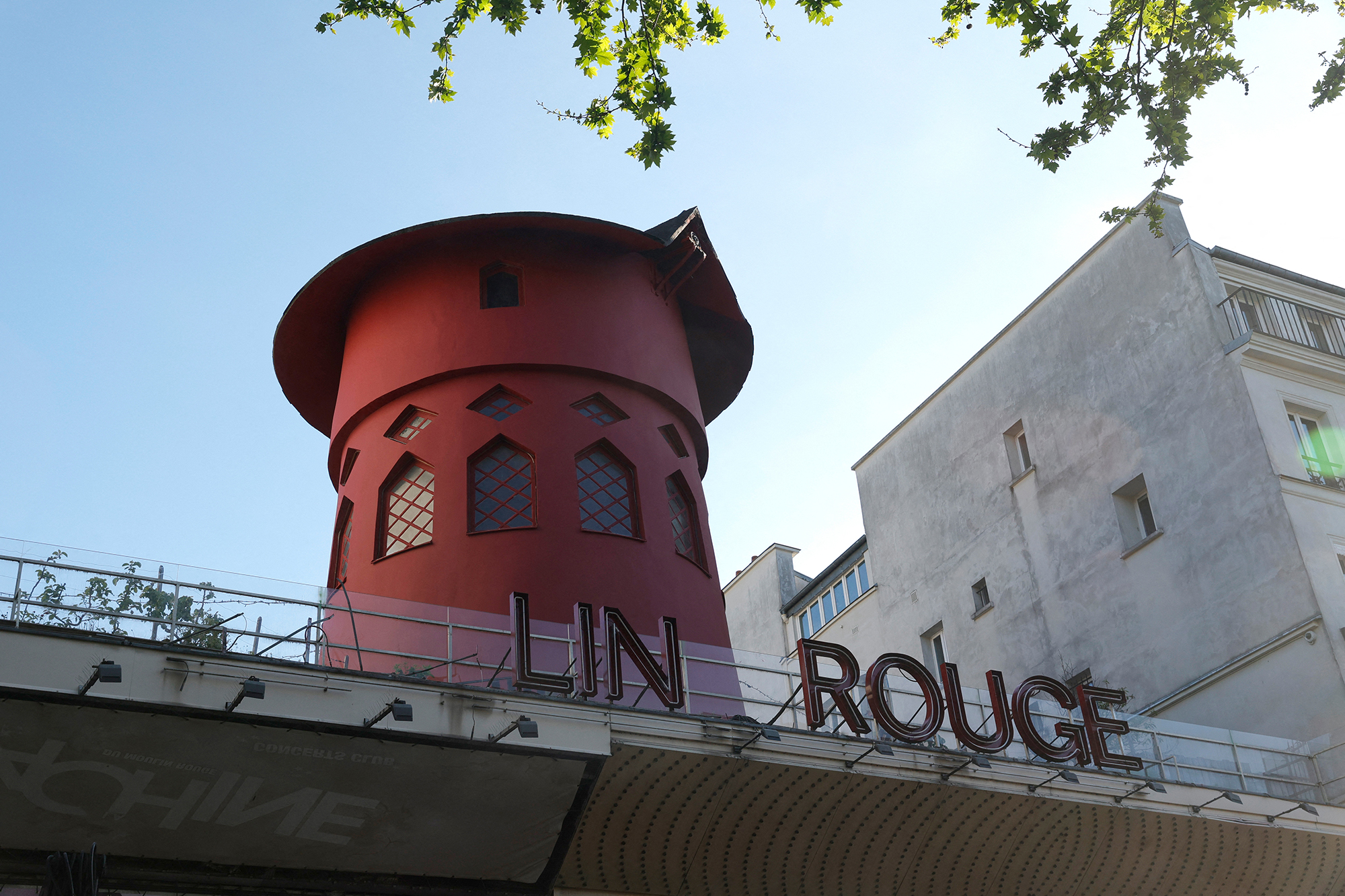 Moulin Rouge - ohne Flügen und Anfangsbuchstaben