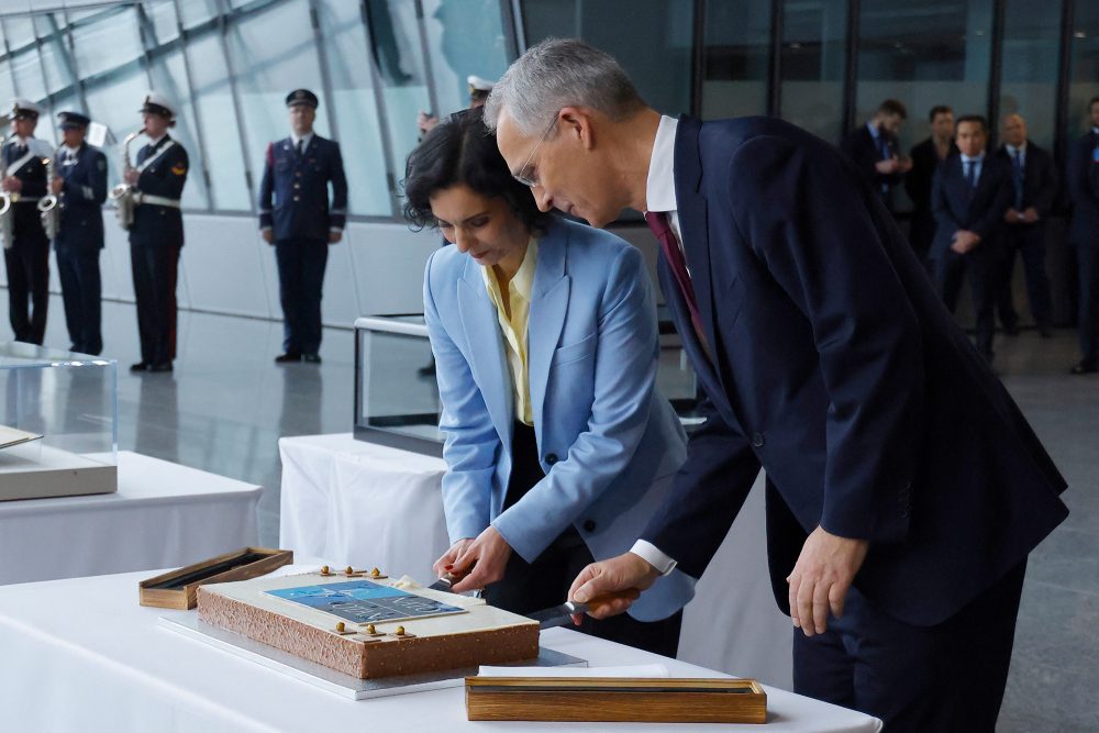 Außenministerin Hadja Lahbib und der Nato-Generalsekretär Jens Stoltenberg schneiden die Torte zum 75. Geburtstag des Verteidigungsbündnisses an