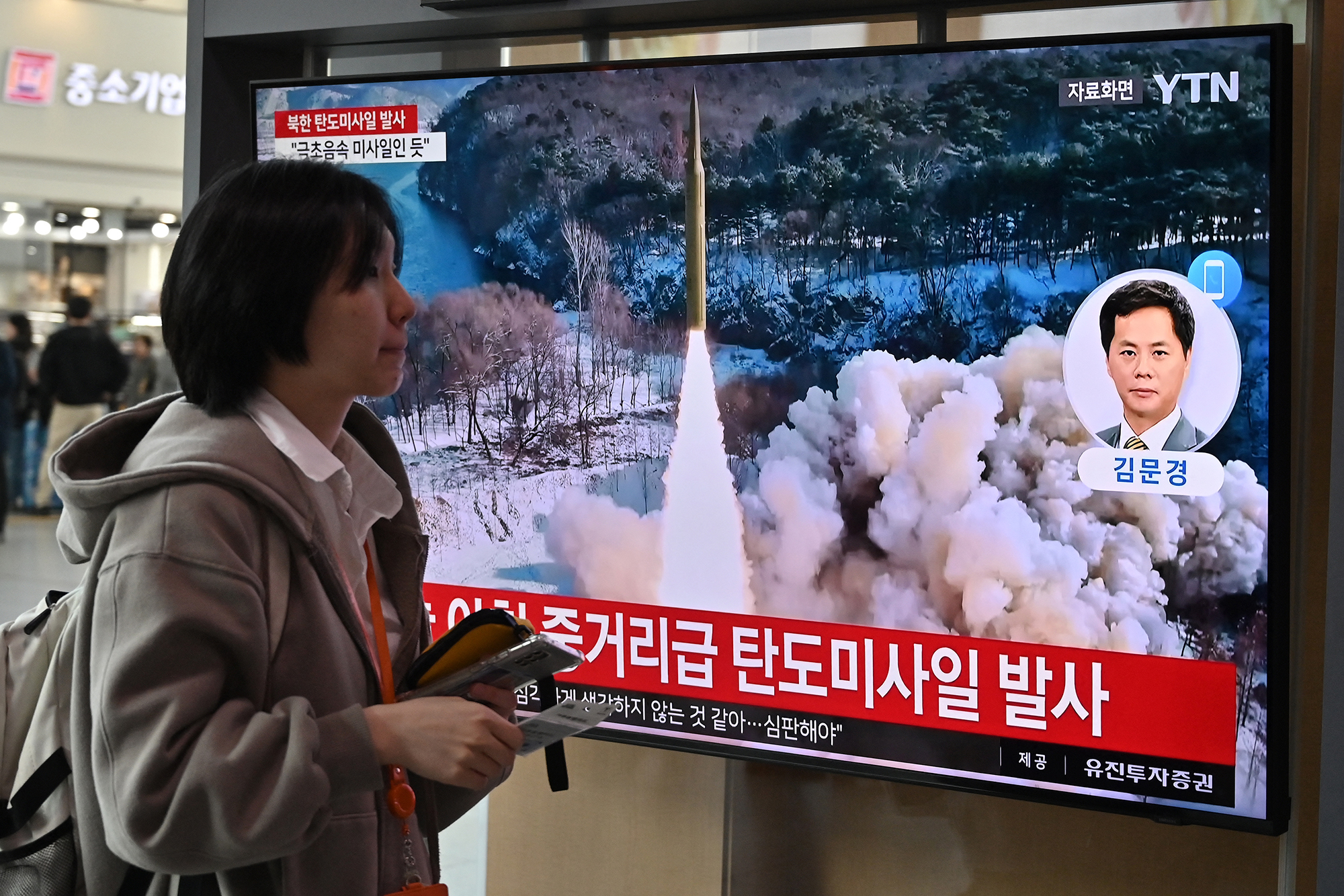 Bilder im südkoreanischen Fernsehen zeigen den erneuten Raketentest Nordkoreas