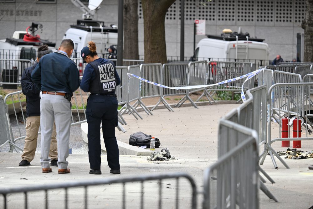 Ermittler der Polizei vor dem Gerichtsgebäude in New York