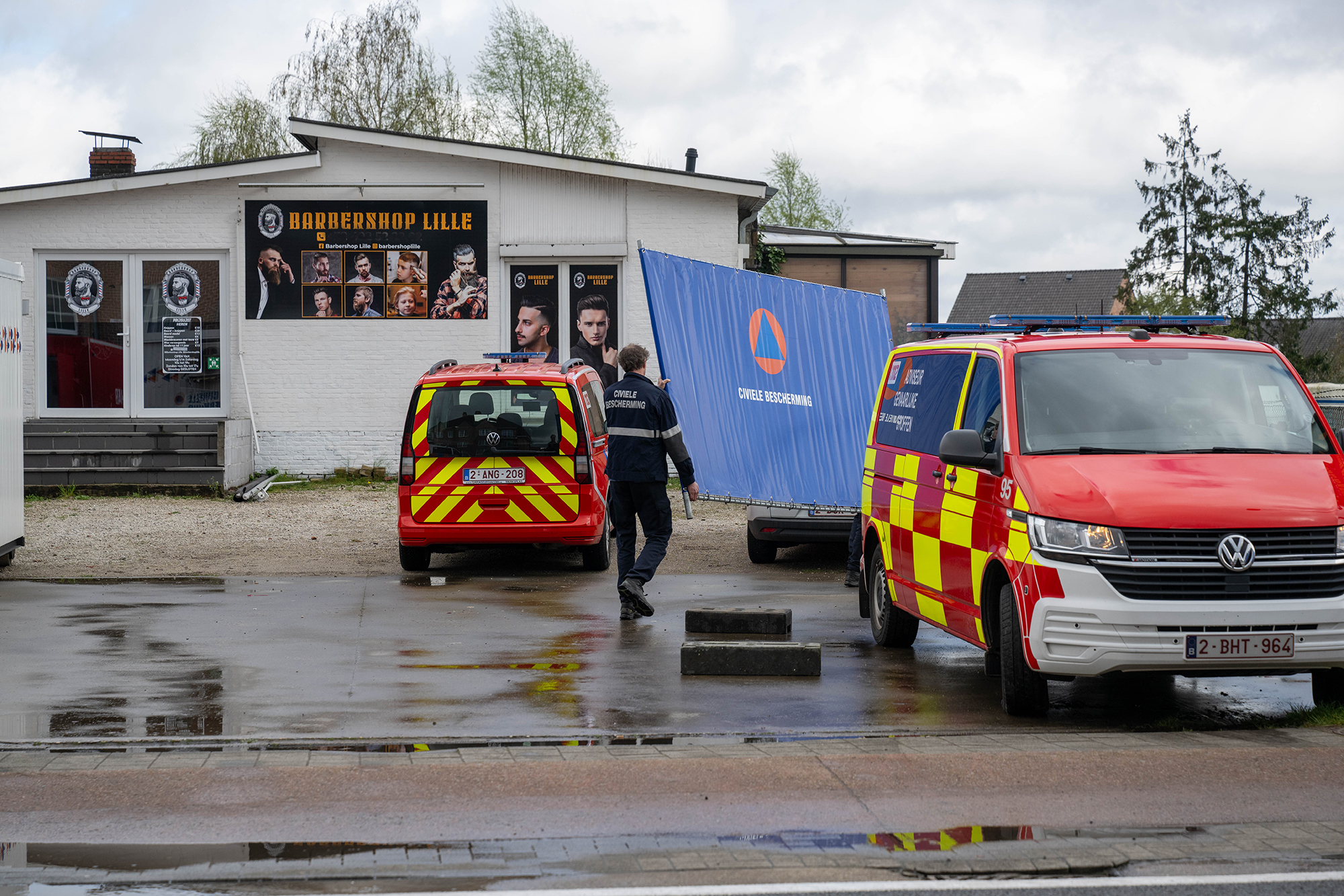 Feuerwehrleute vor dem illegalen Drogenlabor in Poederlee