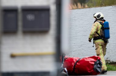 Feuerwehrmann vor dem Gebäude in Poederlee, in dem die Toten entdeckt wurden (Bild: Kristof Van Accom/Belga)