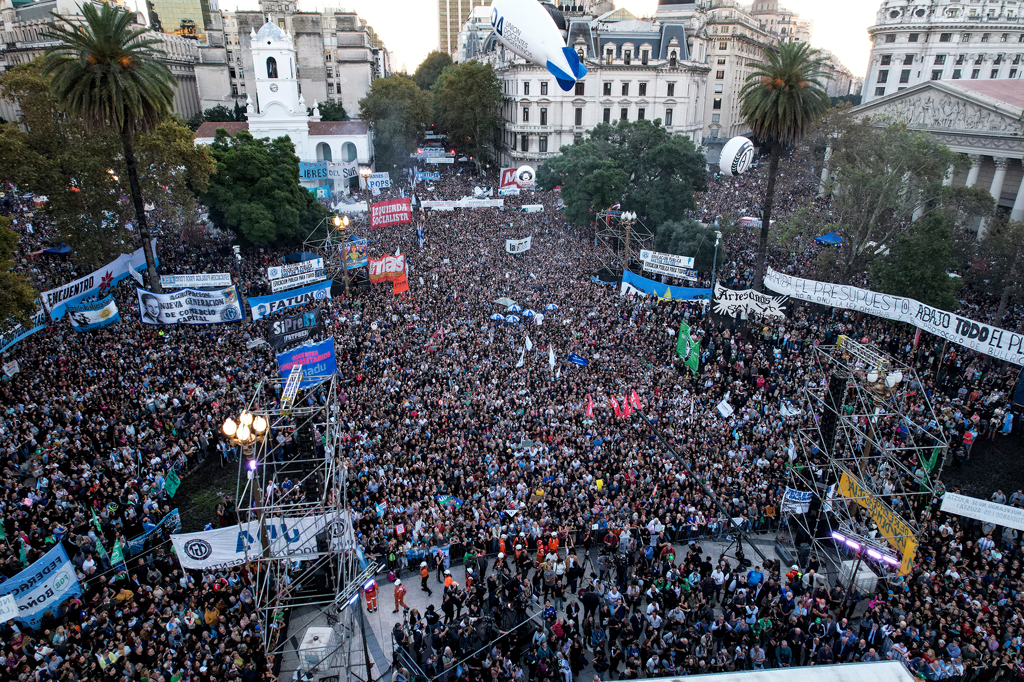 Hunderttausende Argentinier protestieren in Buenos Aires gegen die Einsparungen in der Bildungspolitik