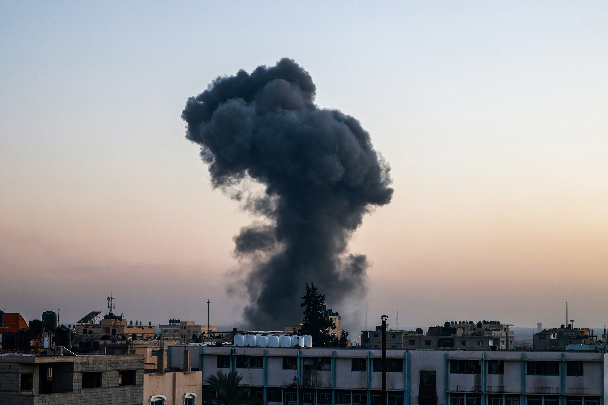 Rauch über der Stadt Rafah im Gazastreifen