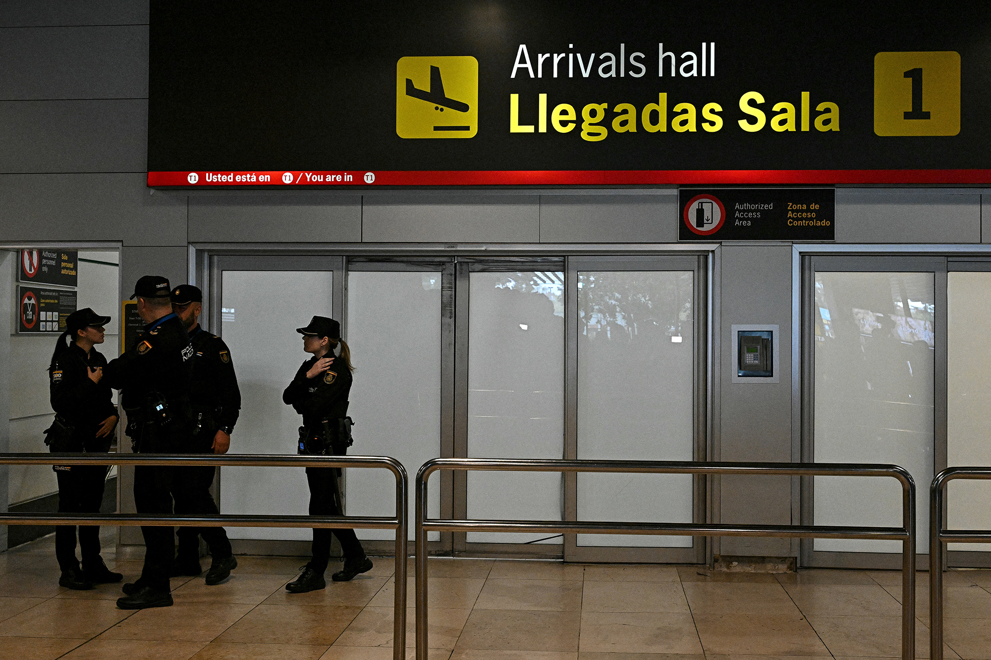 Polizisten am Flughafen Madrid