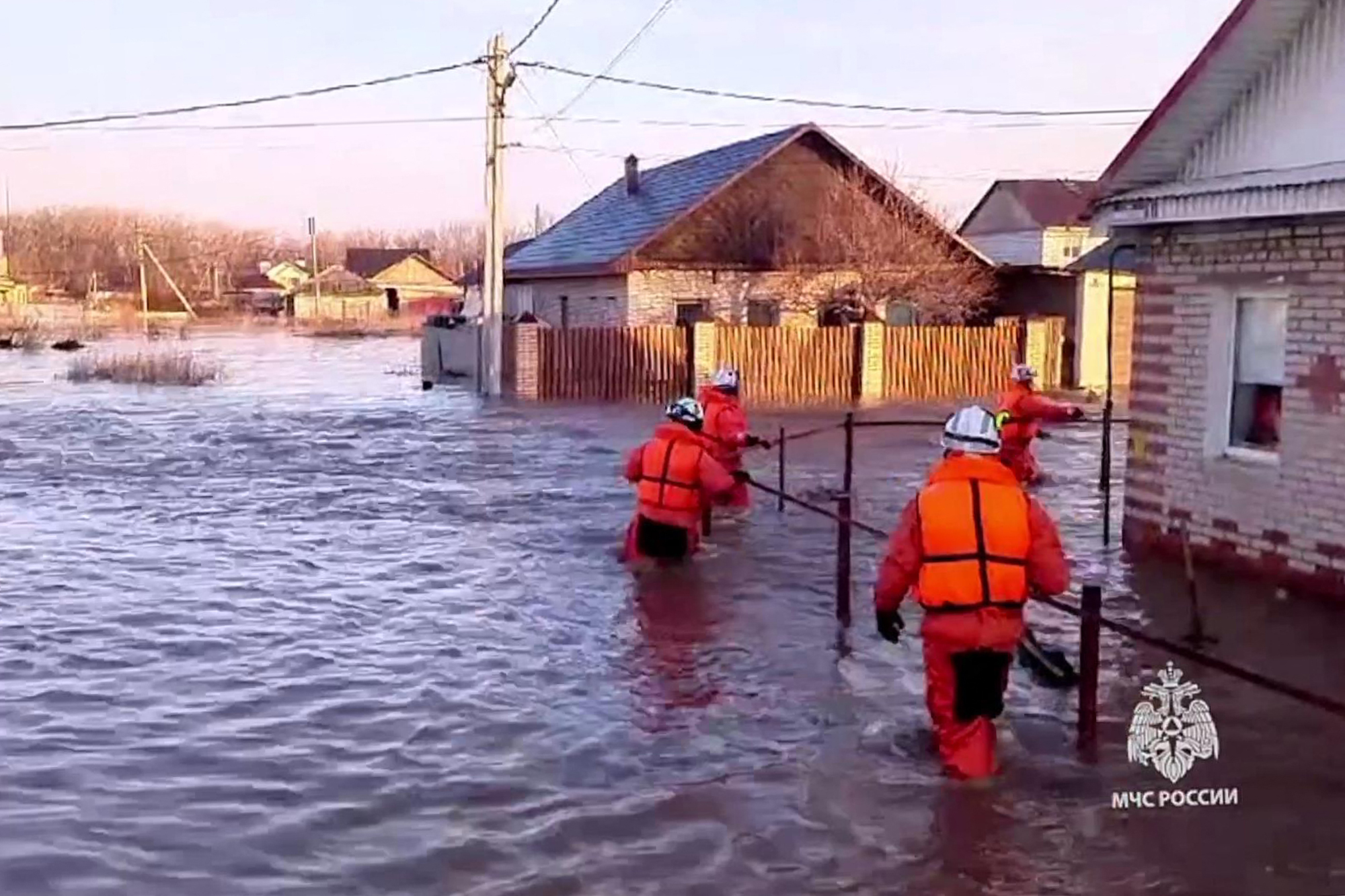 Dieses Foto aus einem vom russischen Katastrophenschutzministerium am 6. April 2024 veröffentlichten Video zeigt Rettungskräfte bei einer Evakuierungsaktion in der Stadt Orsk in der Region Orenburg