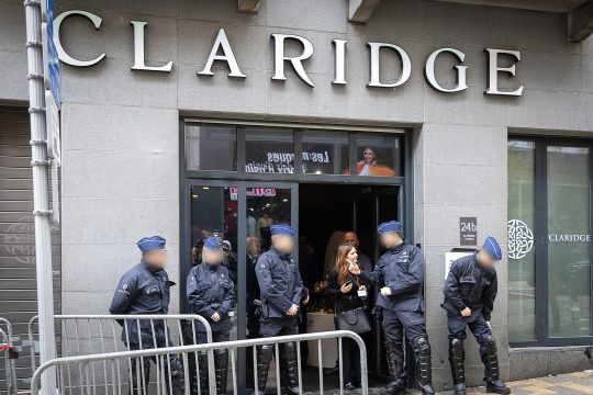 Polizisten blockieren den Eingang zum Tagungsort