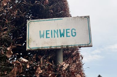 Weinweg in Weywertz: das alte Schild