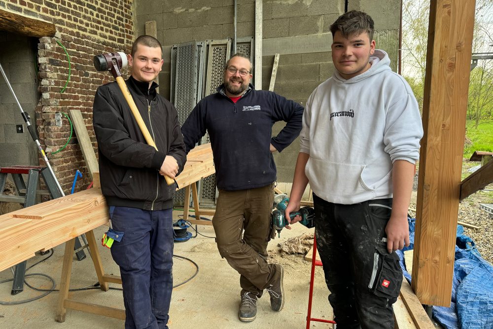 Schnupperer Simon und Gregory mit Schreinermeister Frank Lausberg